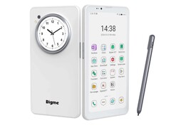 A new smartphone combines color e-ink with LCD