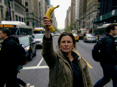 Woman holding banana 3 – This image tricks them all (Source: Nano Banana Pro – post-processed with CyberLink PhotoDirector)