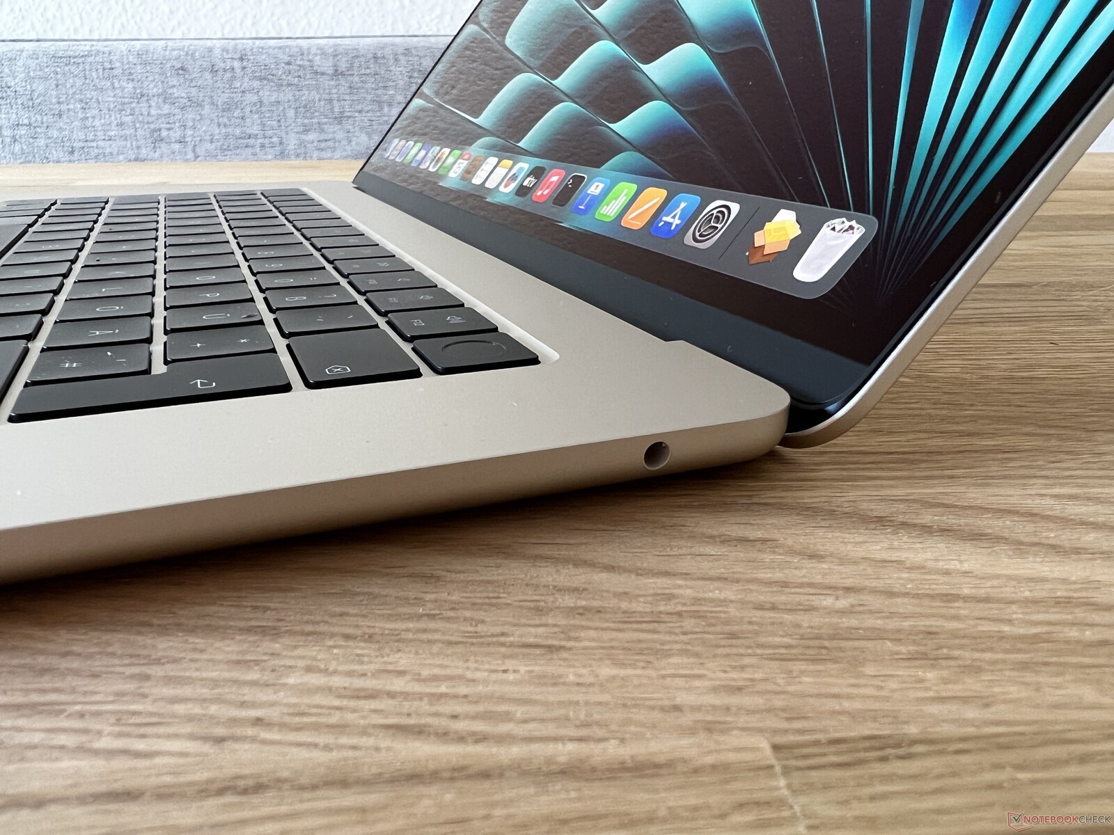 Apple MacBook Air 15 inch 2023 Starlight Modèle 3D - Télécharger  Électronique on
