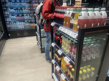 انتخاب کالا برای نوشیدنی ها با صفحه نمایش کاغذ الکترونیکی به عنوان برچسب قیمت.  (عکس: آندریاس سبایانگ/Notebookcheck.com)