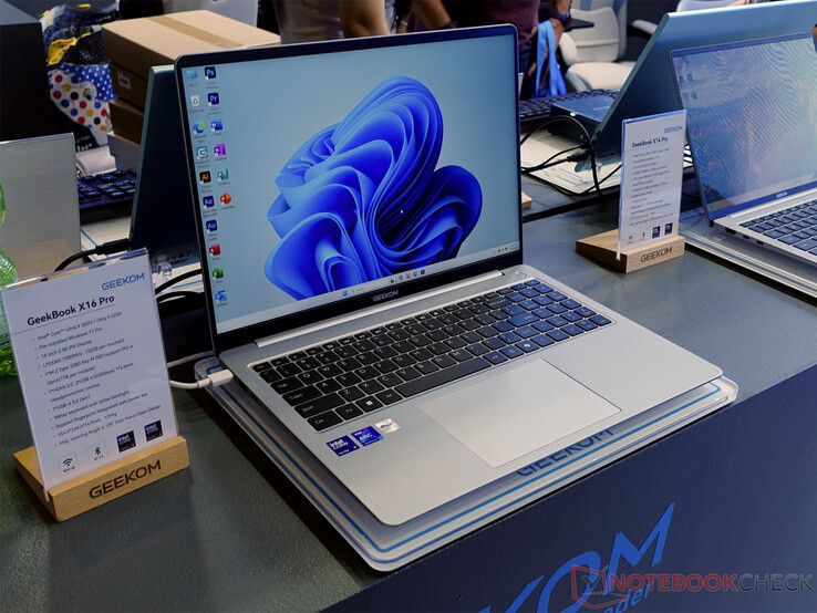 The Geekom GeekBook X16 Pro (Image source: Marc Herter / Notebookcheck)