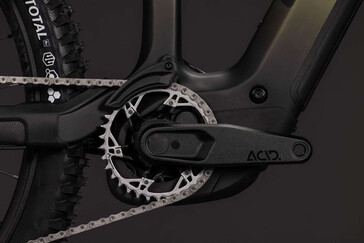 A mid-drive motor and a derailleur drivetrain are fitted
