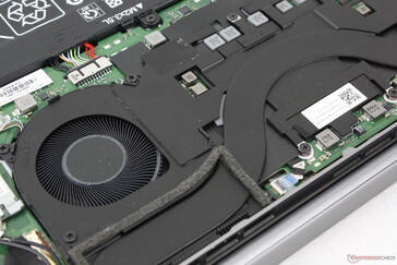 Cooling solution consists of a ~40 mm fan, ~45 mm fan, and a single copper heat pipe between them