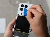 The Fairphone 6's battery is particularly easy to replace. (Image source: iFixit)