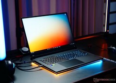 The Asus ROG Strix Scar 18 has a gigantic 240Hz mini-LED display (Image source: Notebookcheck)