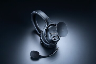 2.4 GHz dongle can be stored inside the earcup.