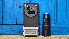 The Vivo X300 Pro cuts a fine figure in Cyprus with and without the Zeiss teleconverter. (Image source: Alexander Fagot, Notebookcheck)