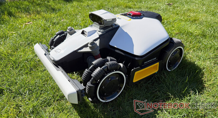 The Mammotion Luba Mini AWD 800 is a very good lawn mower for small gardens (Image source: Notebookcheck)