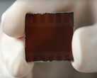 Small but extremely powerful: a stable perovskite solar cell. (Image: youtube/Rice University)