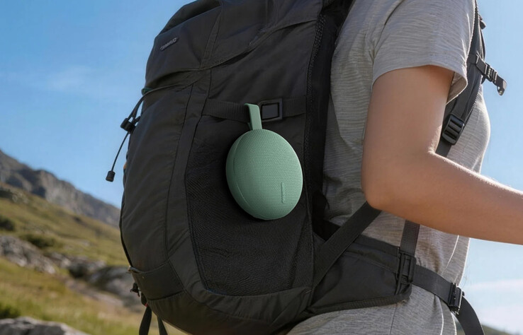The Bluetooth Speaker Essential can be attached to a bag when on the move.