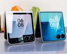Galaxy Z Flip 7 (right) had a larger cover display than the Galaxy Z Flip 6 (left).