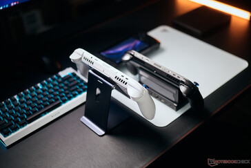 Back of Asus ROG Xbox Ally and ROG Xbox Ally X compared (Image source: Andreas Osthoff)