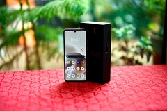 The Motorola Razr 70 offers two very bright displays.