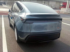 First 2025 Model Y Juniper photos in new Glacial Blue color indicate ...