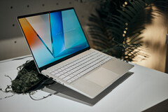 The new Vivobook S 14/15/16 laptops start at 1.3 kg (2.86 lbs) of weight. (Source: Alex Waetzel for Notebookcheck)