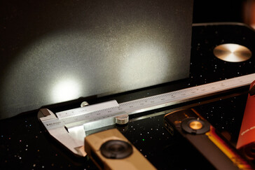 The focus light of the Arkpro Ultra compared to the general beam of the Arkfeld Pro. (Image source: Andreas Sebayang/Notebookcheck.com)