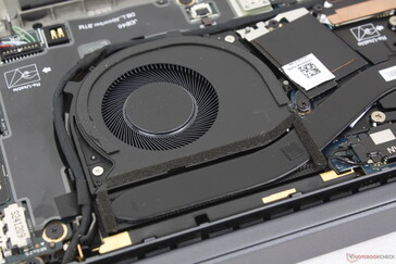 Cooling solution consists of dual ~40 mm fans plus a single heat pipe between them