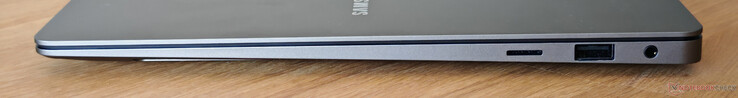 Right: microSD card reader, USB-A 3.2 Gen.1 (5 Gbit/s), 3.5 mm audio