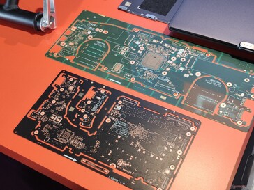 The motherboard of the X1 Carbon Gen 13 (top) vs. the X1 Carbon Gen 14 (bottom) (image source: Benjamin Herzig)
