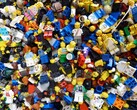 An image showing many LEGOs on the floor. (Image source: Regenwolke0 - Pixabay)