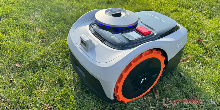 The Navimow i105E is the best robot lawn mower for smaller areas we know of (Image source: Notebookcheck)