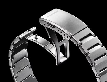 The GST-B1000BD’s stainless steel bracelet features a push-button deployant clasp