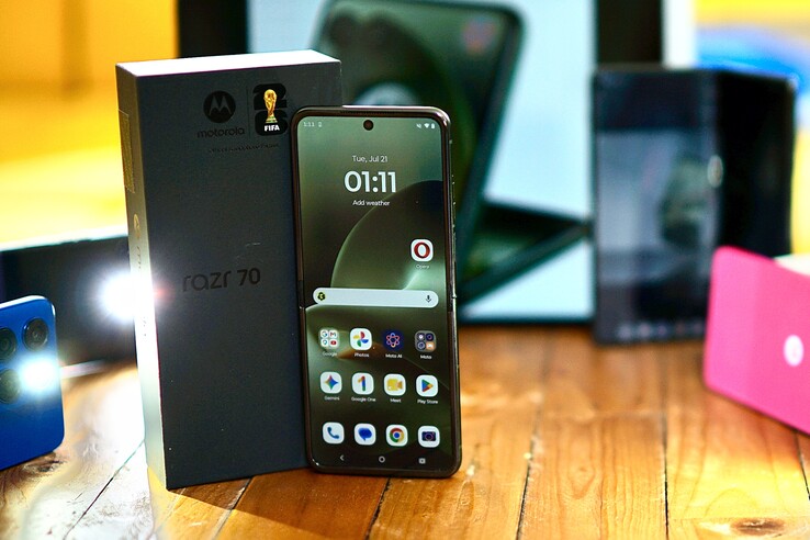 Motorola Razr Plus 2026 Review. Test unit provided by notebooksbilliger.de.