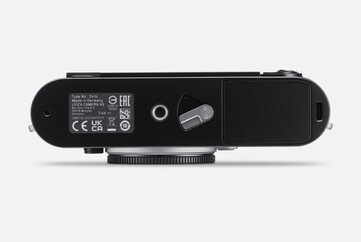 The more modern design of the Leica M11 allows faster access to the battery.