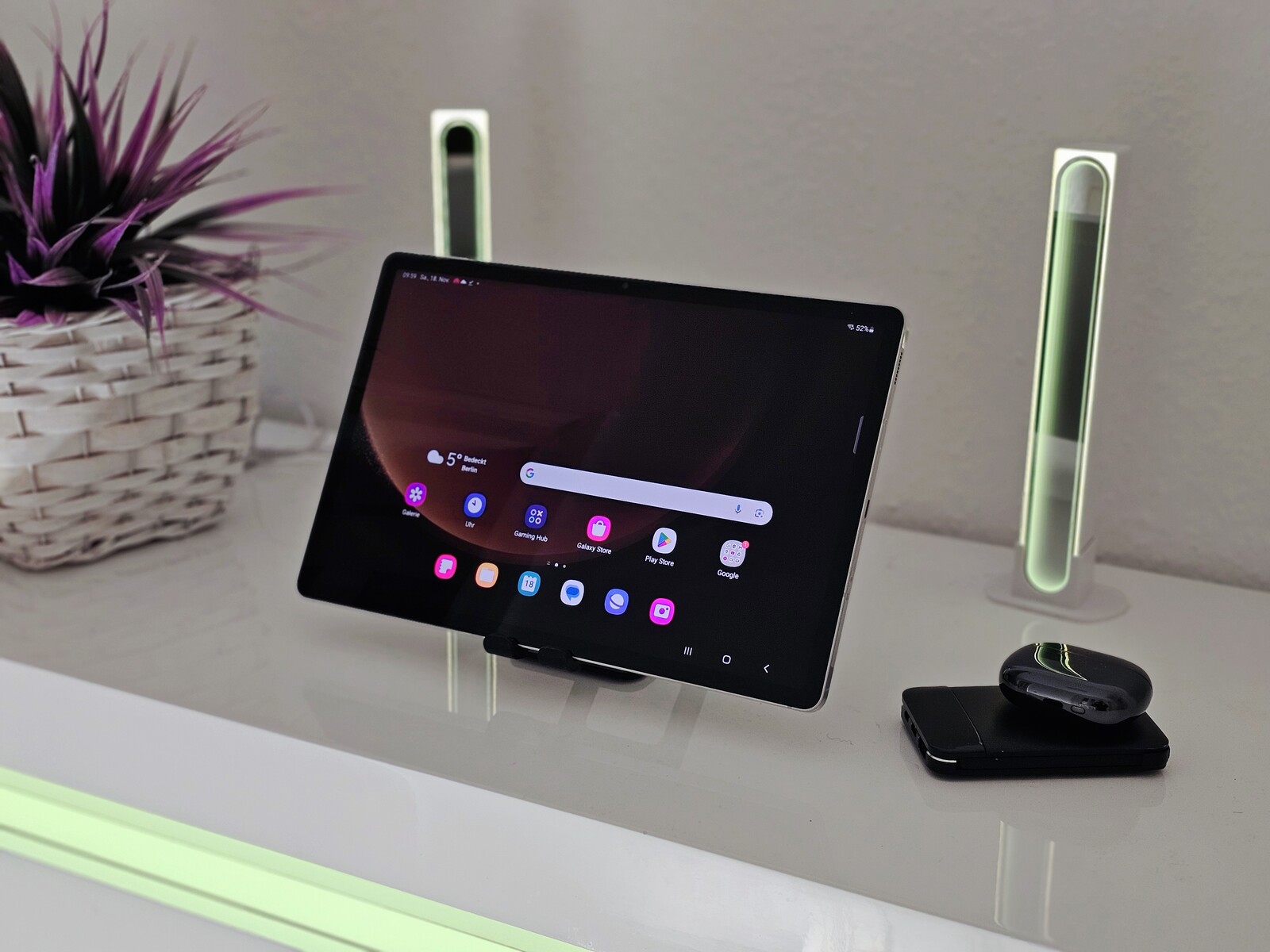 Samsung Galaxy Tab S9 FE+ display review Waterproof Pen a (Plus) and in tablet - - XXL NotebookCheck.net S bright Reviews with