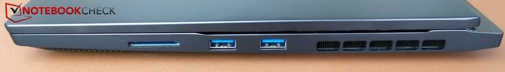 Right: SD reader, 2x USB-A (5 Gb/s)