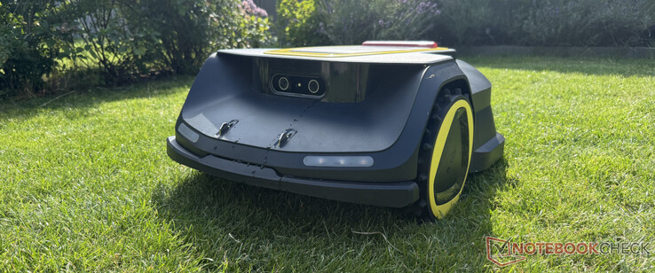 Kärcher's RCX 6 is one of the best robot lawn mowers for large lawns (Image source: Notebookcheck)