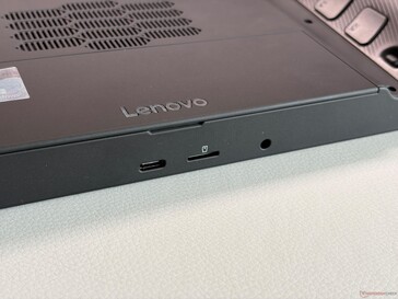 Bottom: USB-C 4.0 (40 Git/s, DisplayPort, Power Delivery), microSD card reader, 3.5 mm audio