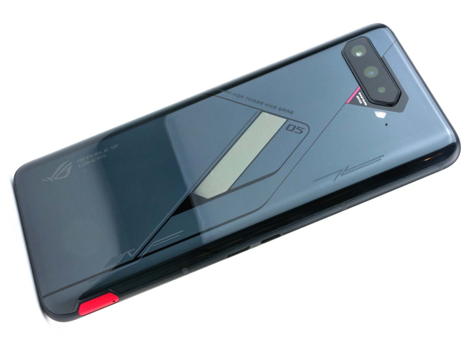 Đánh giá Asus ROG Phone 5: Quá mạnh, iPhone 12 Pro Max chịu thua