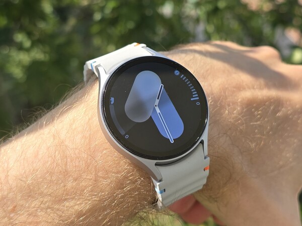While not as bright as that of the Galaxy Watch 8, the screen of the Galaxy Watch 7 can be seen clearly under direct sunlight. (Image source: Notebookcheck)