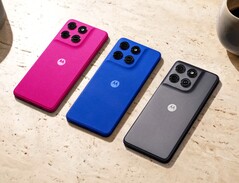 The Moto G77 Power comes with a back panel in pink, blue, or gray.