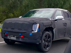Kia&#039;s upcoming electric pickup truck has been spotted testing on US highways ahead of the official launch. (Image source: KindelAuto on YouTube)